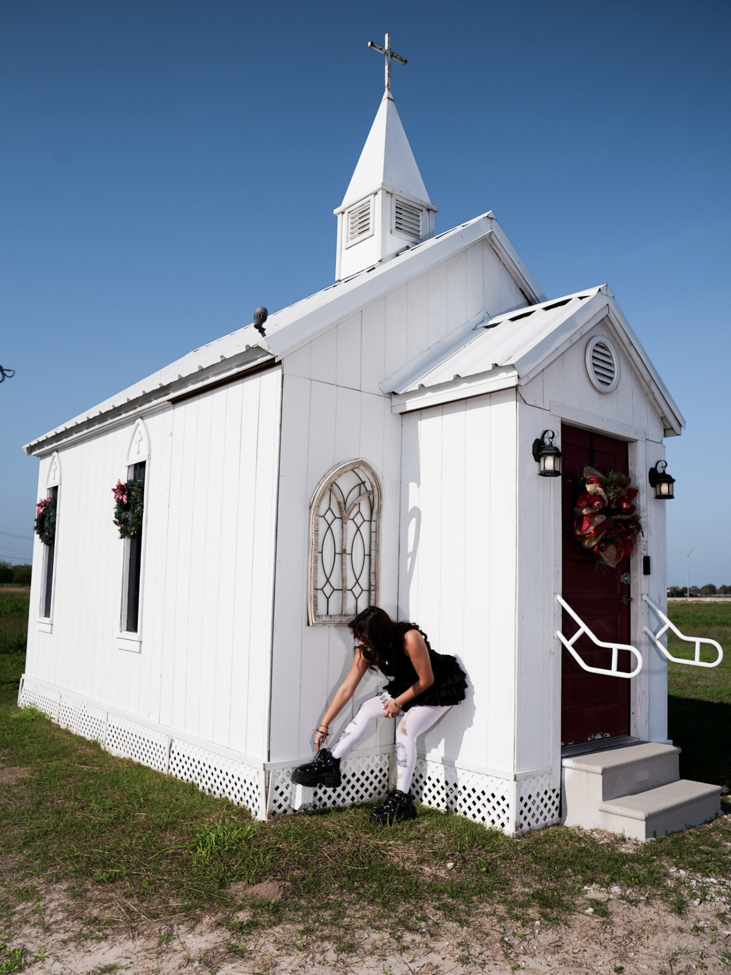 Pikupajku campaign, full view of the white roadside chapel